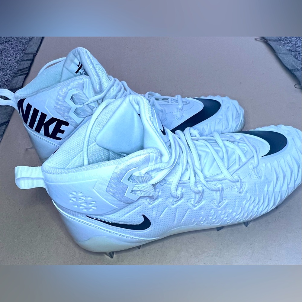 Mens Size 12 Nike Force Savage Pro Football Lineman Cleats in White/Black.